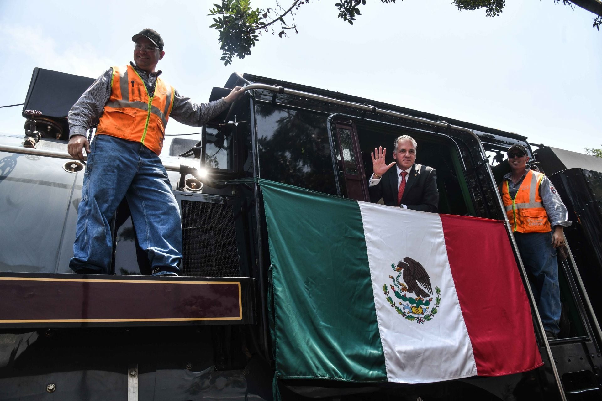 Óscar Augusto del Cueto, presidente Canadian Pacific Kansas City (CPKC) de México, junto a dos operadores de ferrocarril