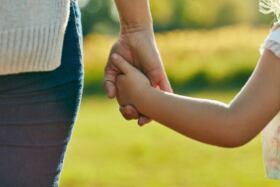 Menor de edad tomando mano