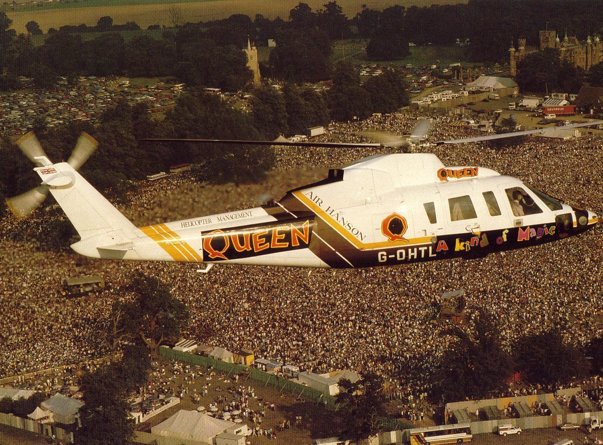 Queen llega en helicóptero a Knebworth Park, Inglaterra, en 1986
