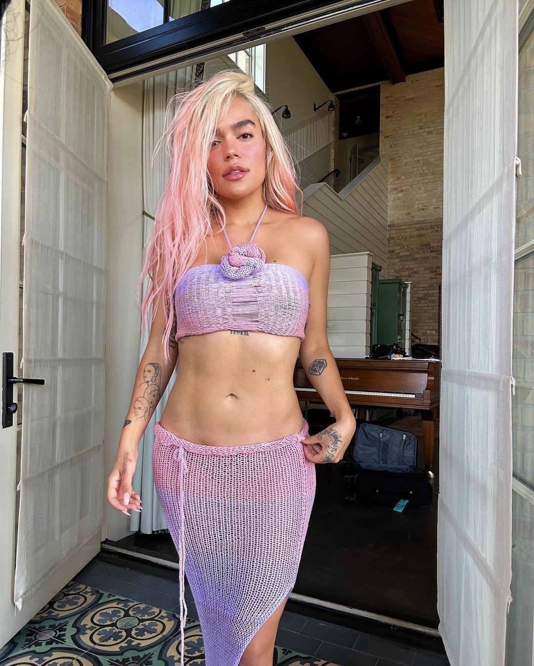 Karol G se borra el tatuaje de Emmanuel en honor a su ex