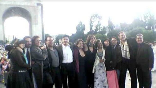 Regina Orozco, Héctor Palacio, Jaina Elgueta, Marcos Talavera, Gerardo Reynoso e Isaac Bañuelos, entre otros, después del concierto en el Monumento a la Revolución en 2006