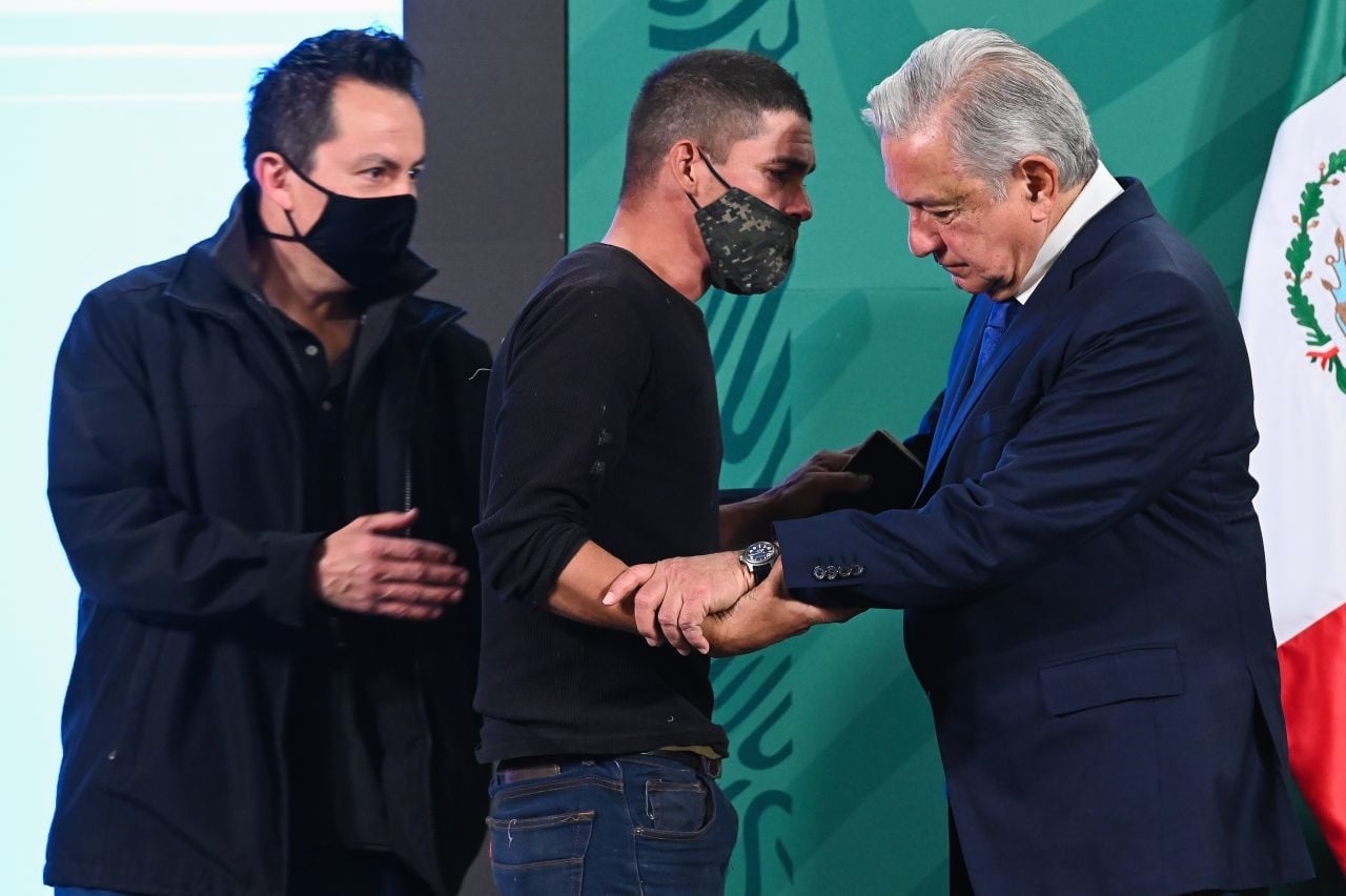 AMLO y el hombre que lo abordó en la mañanera