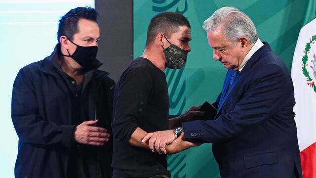 AMLO y el hombre que lo abordó en la mañanera