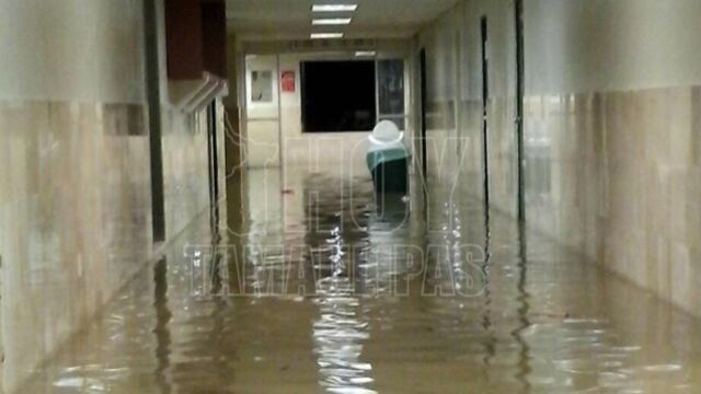 Que la fuerte corriente de agua que baja por el Bulevar Hidalgo inundó el área de urgencias, que se encuentra al ras de la banqueta, en un tramo cuya pendiente ocasiona que esta contingencia suceda cada vez que hay tormentas.