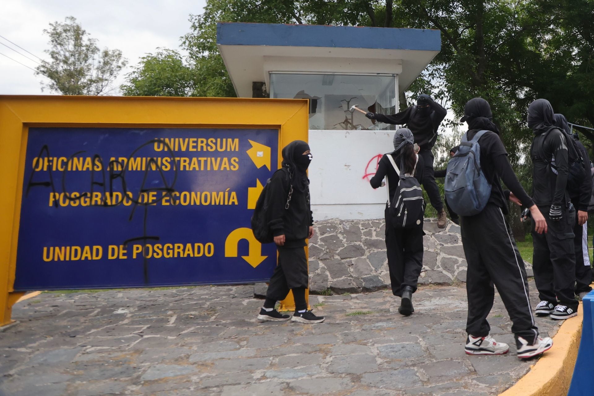 Encapuchados rompen cristales del MUAC en protesta contra la gentrificación en la CDMX.