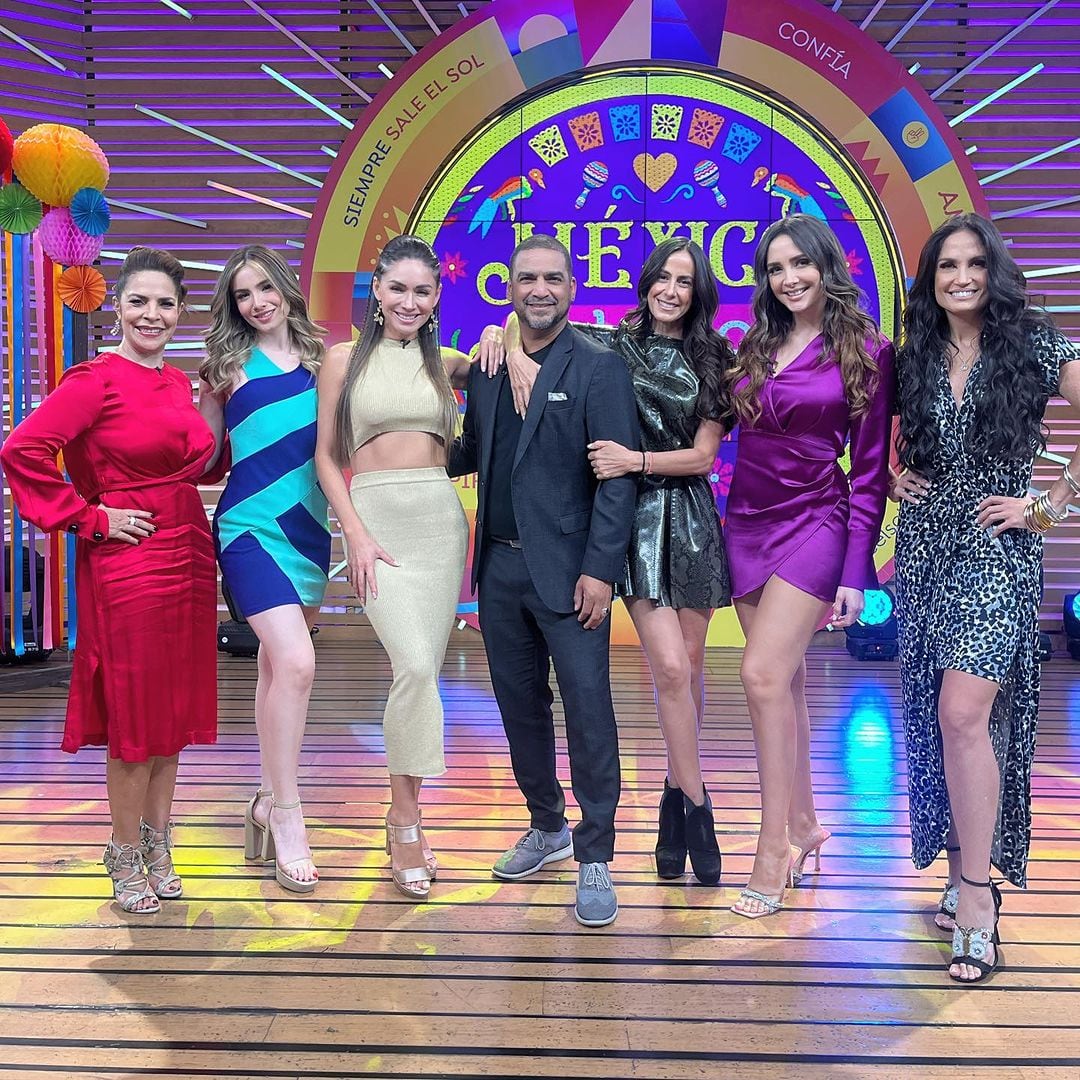 Katia Zaragoza con los conductores de Sale el Sol.