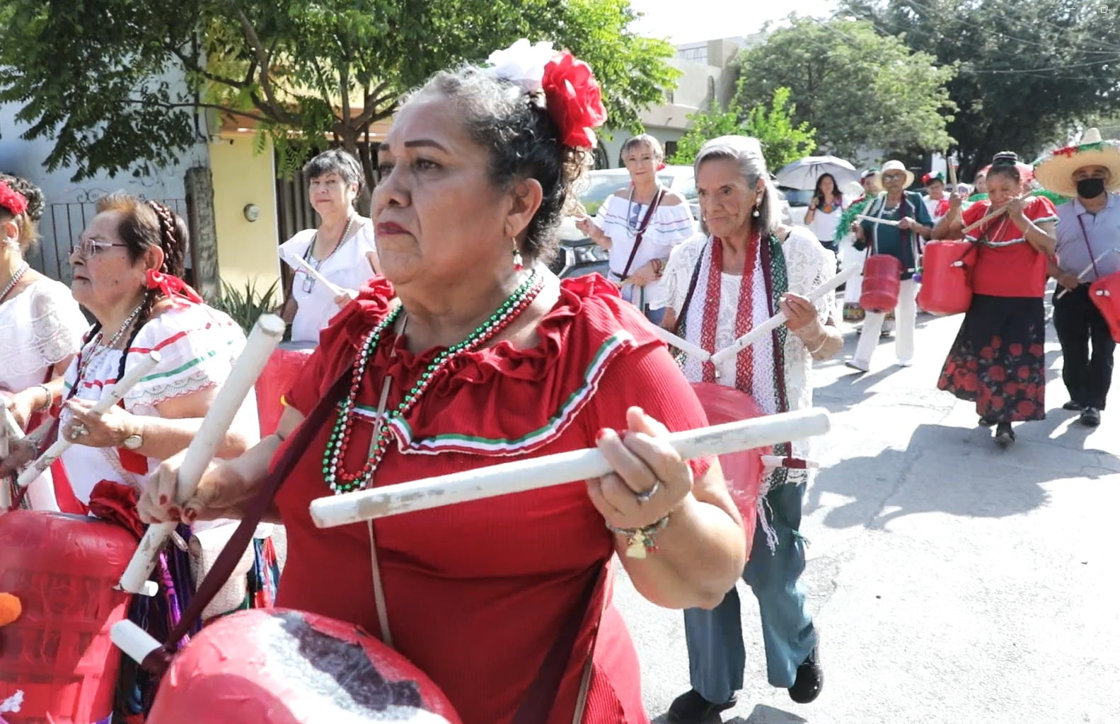 Adultos mayores de la Casa Club de Escobedo realizan desfile patrio.