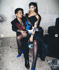 Christian Nodal y Cazzu en la gala de Vogue por el Día de Muertos