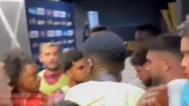 Jugadores de Estados Unidos y Canadá se enfrascaron en una pelea mientras se dirigían a los vestidores del TQL Stadium.