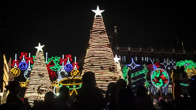 Decenas de personas visitan el Festival de Luces de Invierno 2025 en la plancha del Zócalo