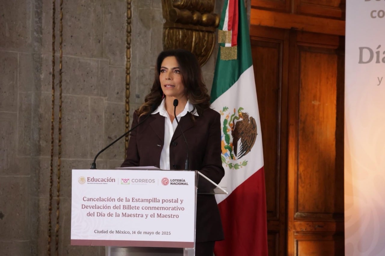 México rinde homenaje a maestros con estampilla postal y billete de Lotería