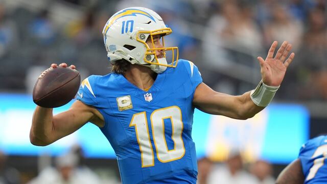Justin Herbert de Los Ángeles Chargers.