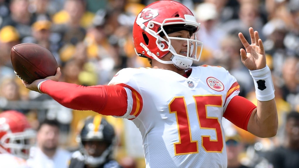 Mahomes lleva 10 pases de anotación en 2 jornadas, récord de la NFL