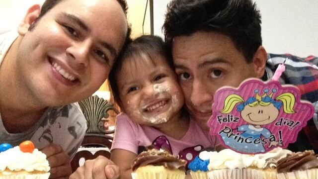 Alex y Pepe con Alejandra, familia homoparental de Nuevo León, México.