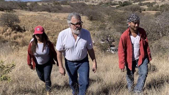 Alejandro Encinas junto a los buscadores en Guerrero.