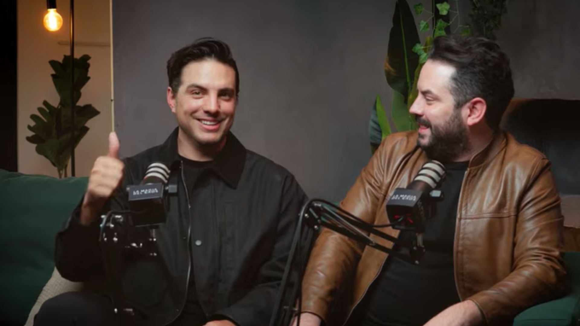 Vadhir Derbez tachó de “víboras” a sus hermanos Aislinn Derbez y José Eduardo Derbez en un programa de YouTube