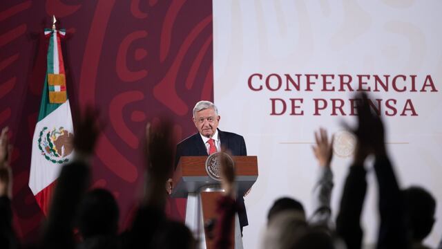Andrés Manuel López Obrador y Ana Elizabeth García Vilchis durante la mañanera en la que se tocó el tema de las notas periodística de la marcha del domingo pasado.