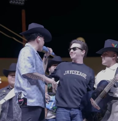 Grupo Firme sube a Drake Bell al escenario para darle un shot