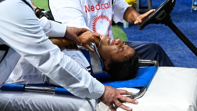 Rebeca Bernal salió con collarín del Estadio BBVA.