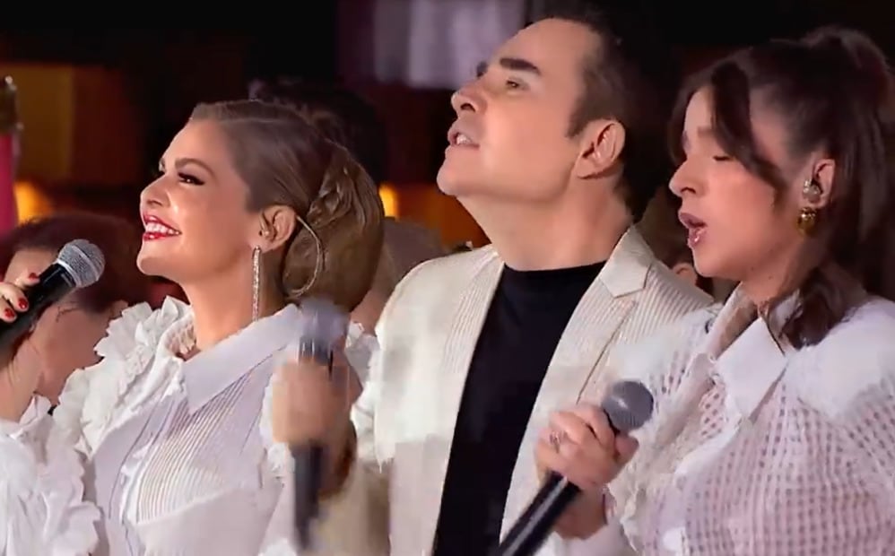 Itatí Cantoral cantándole a la Virgen de Guadalupe