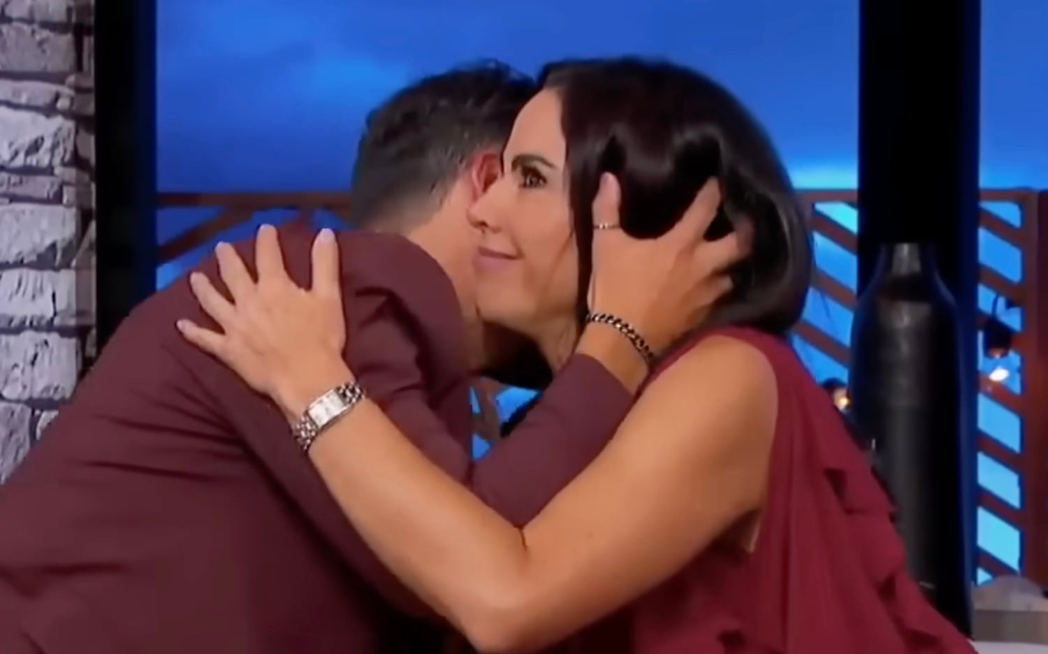 Paola Rojas se puso nerviosa cuando Emmanuel Palomares la abrazó