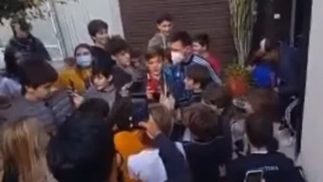 Lionel Messi atiende a sus fans