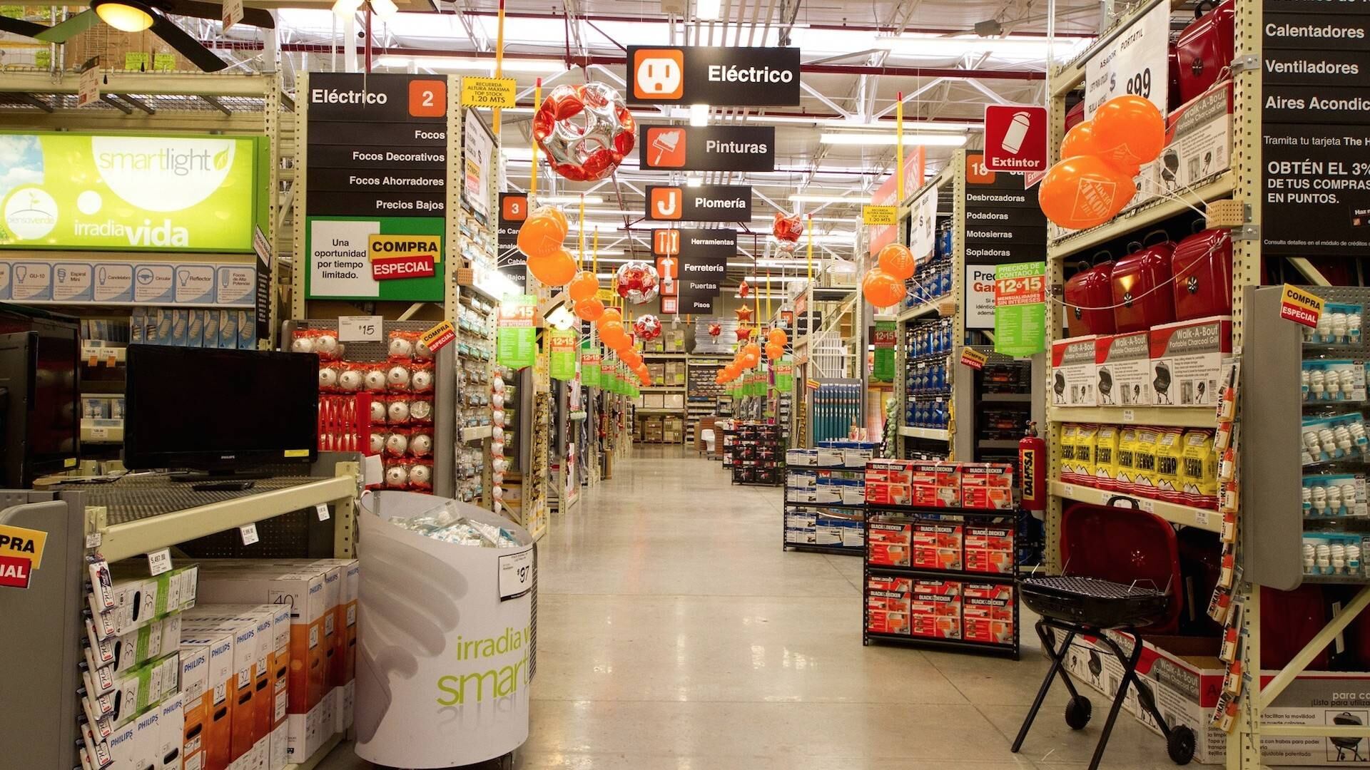 Interior de tienda Home Depot en México