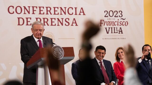 Andrés Manuel López Obrador, presidente de México, atiende las preguntas de la prensa durante la mañanera