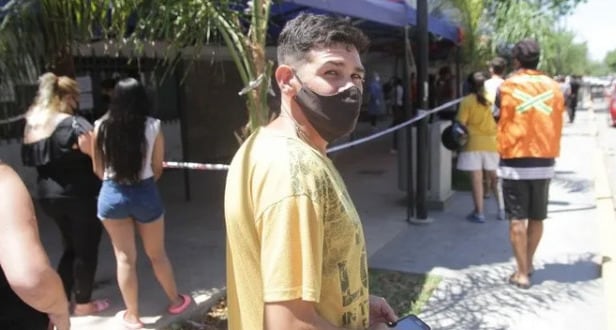 Tras quedar desempleado, cobra por hacer fila para las pruebas de Covid-19