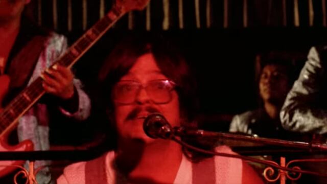 Chico Che cantando "Dónde te agarró el temblor"