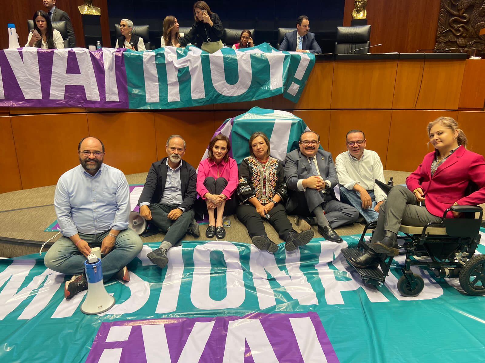 Senadores toman la tribuna del Senado
