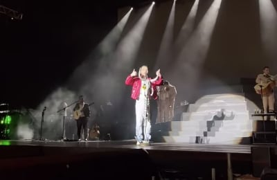 Christian Nodal se comunica con lenguaje de señas