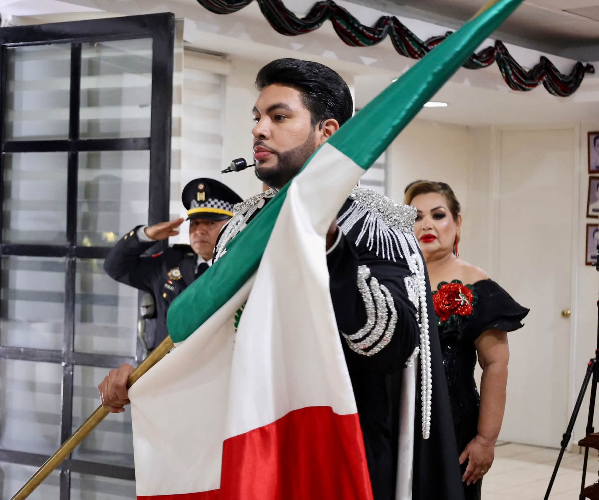 Richard Millán sorprende con llamativo atuendo durante Grito de Independencia en Elota