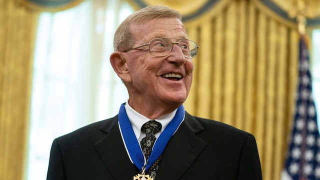 ¿Quién era Lou Holtz? Legendario entrenador de futbol americano colegial.