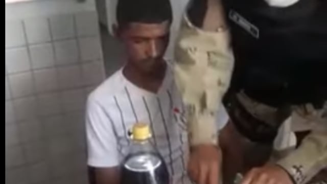 Policías en Brasil celebran cumpleaños 18 a detenido.