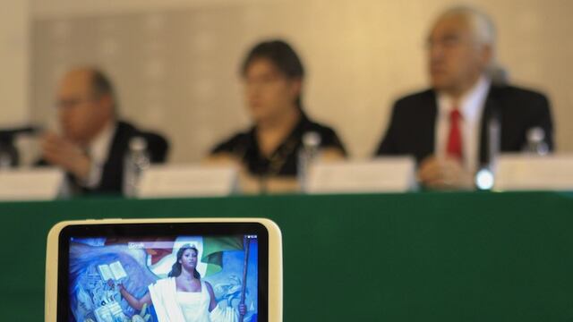 Los estudiantes fueron despojados de sus tabletas que recientemente les obsequió la SEP. Foto/Cuartoscuro