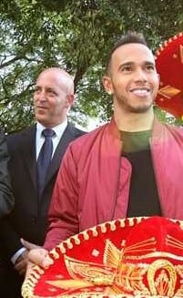 Ron Ziv, escoltando al campeón de Fórmula 1, Lewis Hamilton