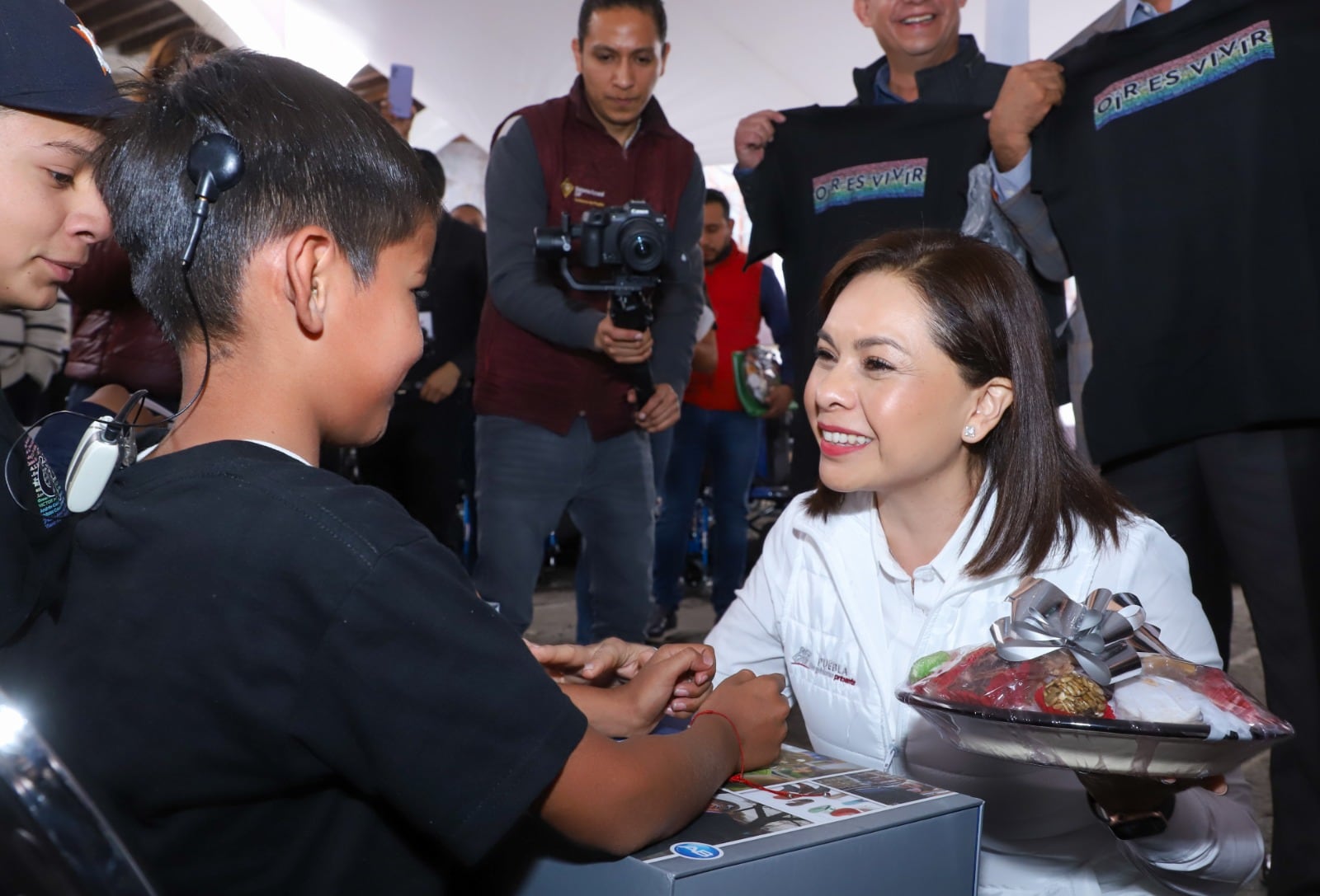 Sergio Salomón y Gaby Bonilla benefician a 587 poblanos con implantes cocleares, ortopédicos y rehabilitatorios