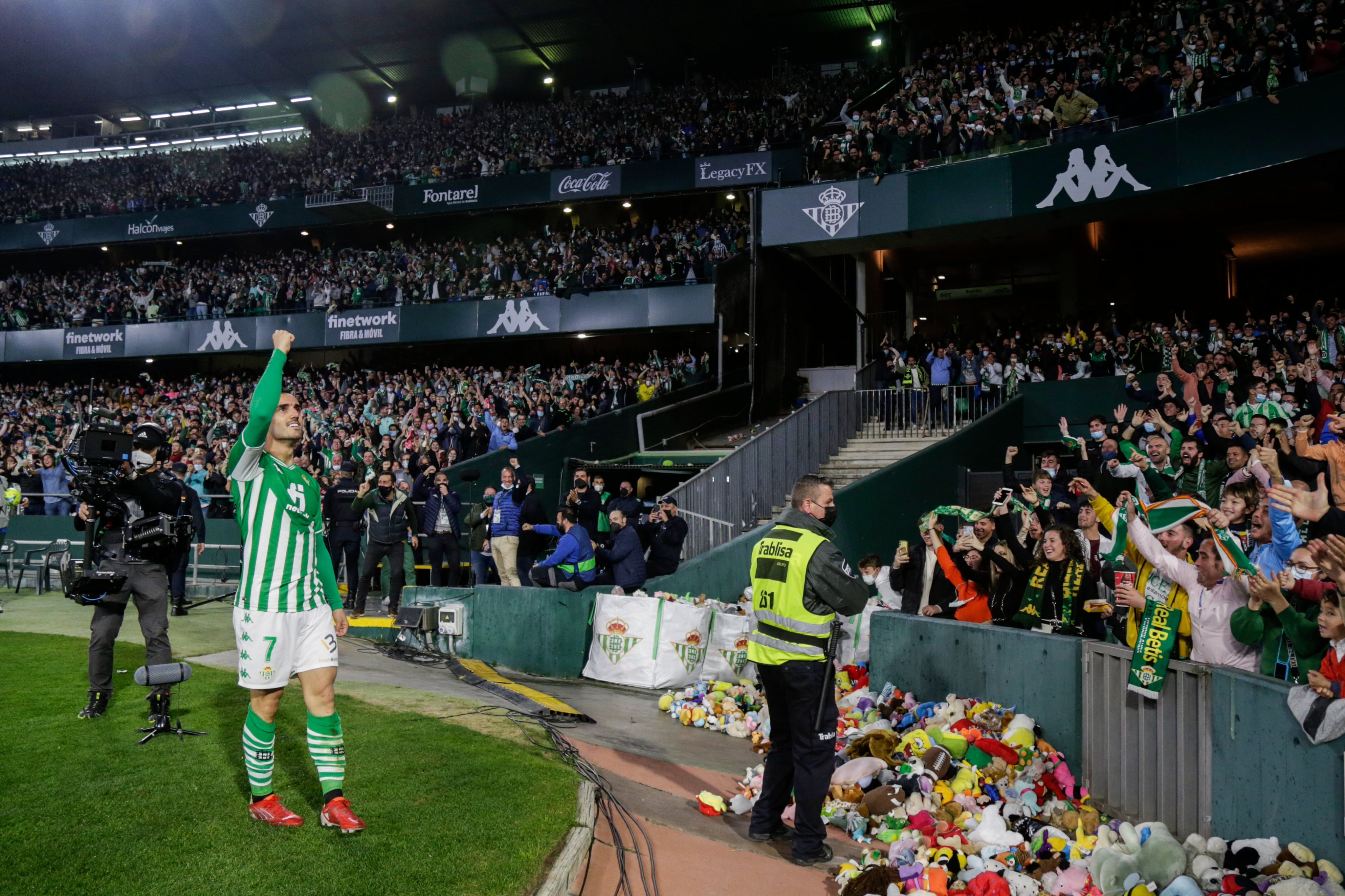 Jugador del Real Betis celebra con la afición