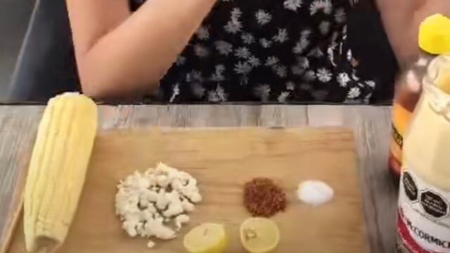 Extranjera explica cómo preparar un elote