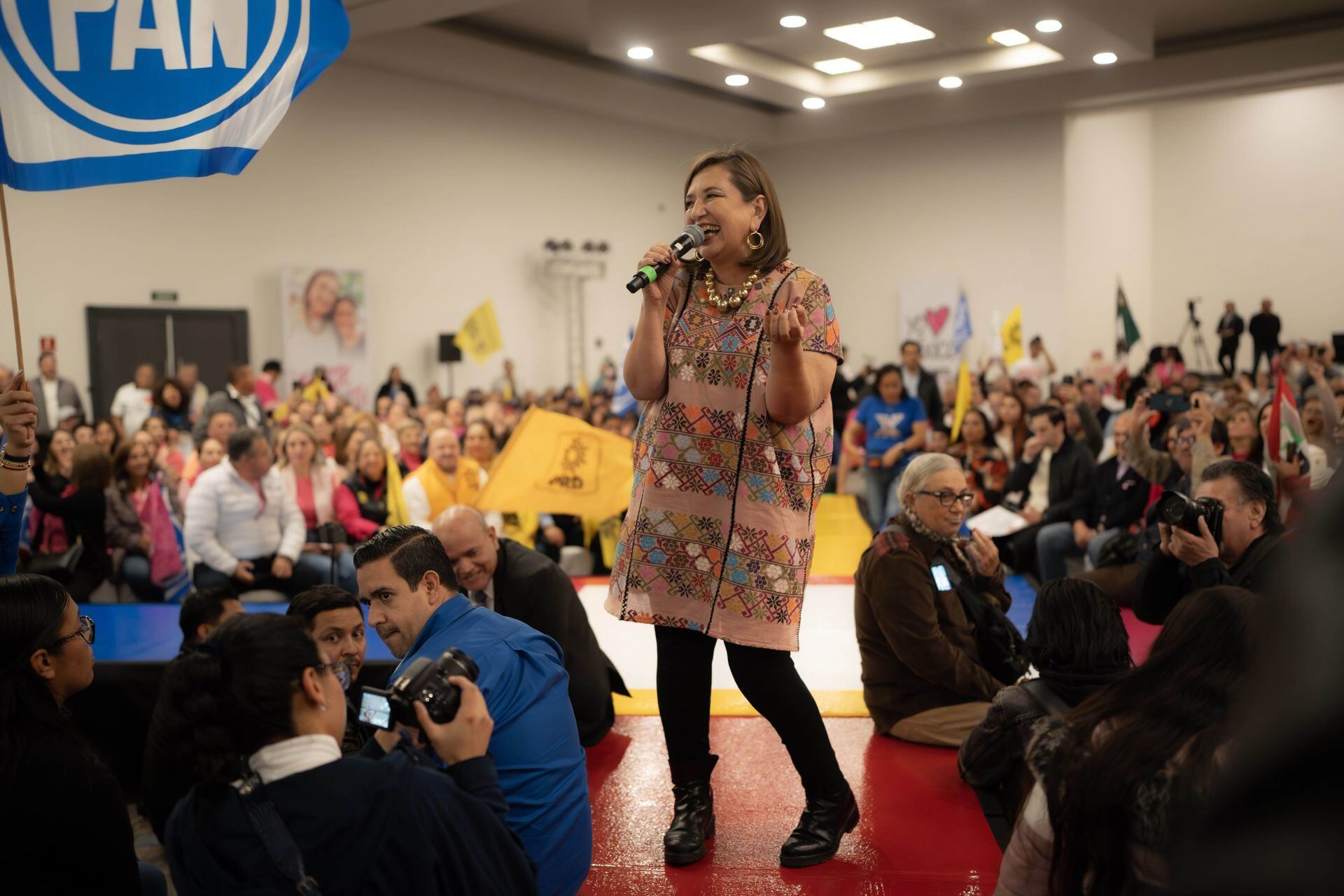 Xóchitl Gálvez se reunió con militantes del PRI, PAN y PRD