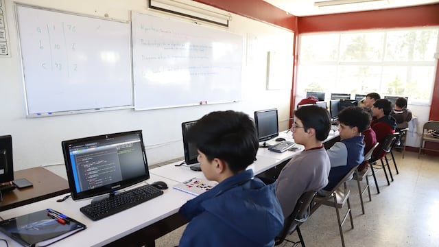 Más de 7 mil estudiantes iniciaron cursos de Inteligencia Artificial en Michoacán