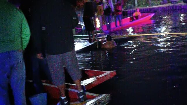 Una trajinera se hundió en el embarcadero Nativitas, en Xochimilco, luego de chocar con otra