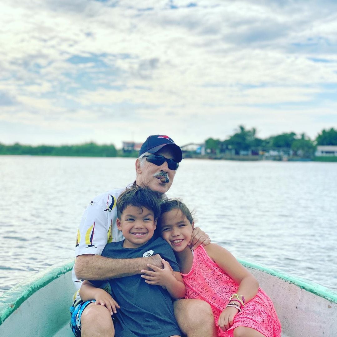 Andrés García con sus nietos, hijos de Andrés López Portillo.