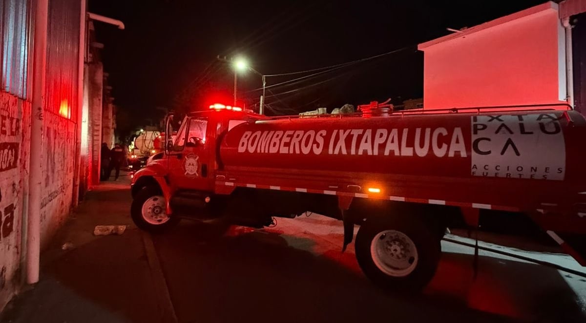Bomberos logran controlar incendio en fábrica de Ixtapaluca