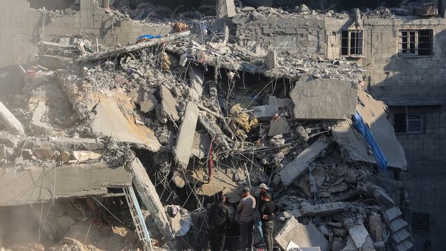 Personas revisan escombros tras bombardeos israelíes en Nuseirat, al centro de Gaza