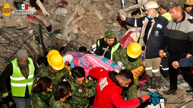 Brigada mexicana rescata con vida a mujer en Turquía