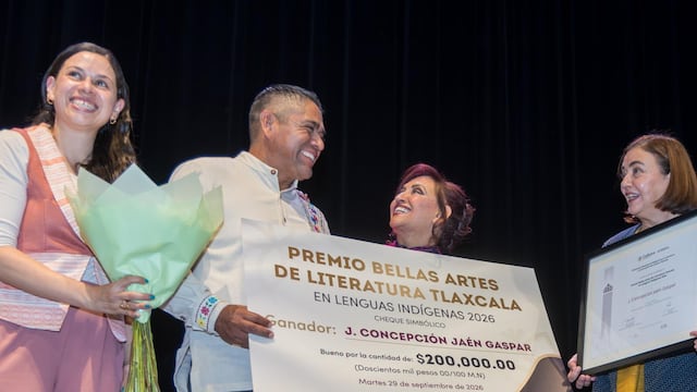 Lorena Cuéllar entrega Premio Bellas Artes a J. Concepción Jaén Gaspar