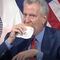 Bill de Blasio pide vacunarse en Nueva York, comiendo papas y hamburguesa