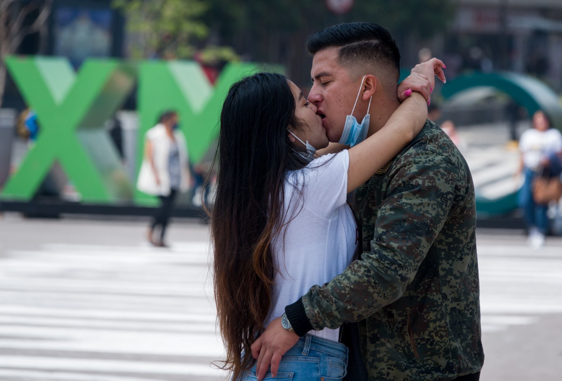 Pareja dándose un beso en CDMX.